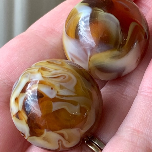 Vintage Brown and White Swirl Lucite Plastic Clip On Earrings Domed Shapped - Picture 8 of 11